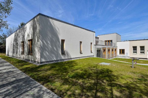 Dům proslavený Jakešovým projevem má novou tvář. Plzeň z něj udělala nájemní byty