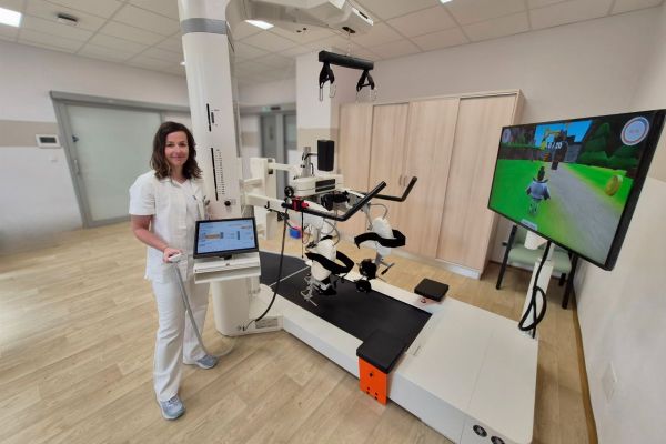 FN Plzeň posouvá rehabilitaci do budoucnosti. Nový robot učí pacienty znovu chodit