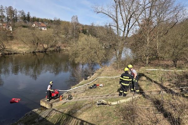 Hasiči z Doubravky trénovali zásah u Chlumu s dopravou vody přes kilometr