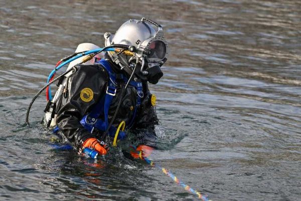 Hasičtí potápěči testovali speciální přilby v lomu plném nástrah