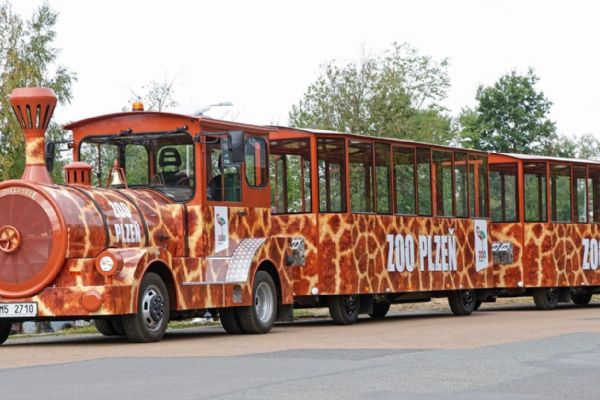 K plzeňské zoo vyjíždí zbrusu nový vláček. Dvacetiletý vůz míří do výslužby