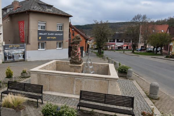 Kašna ve Starém Plzenci prochází obnovou. Památka na Masarykově náměstí stojí už téměř 170 let
