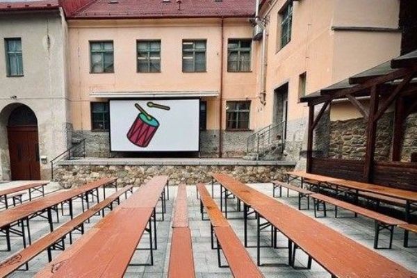 Letní kino v Nepomuku přesunuto na nádvoří Městského muzea. Promítá každý srpnový čtvrtek