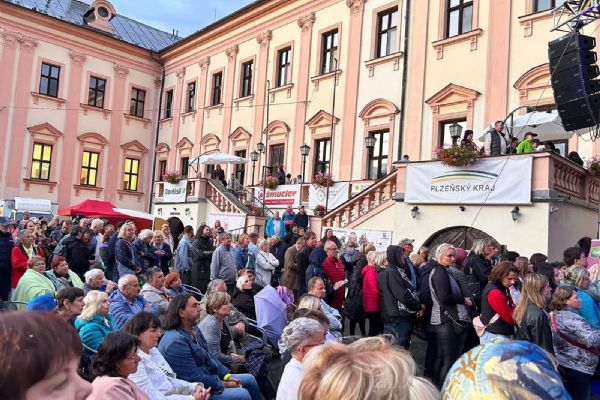 Liblínské slavnosti zaplní zámek, náměstí i park. Vrcholem bude koncert Heleny Vondráčkové
