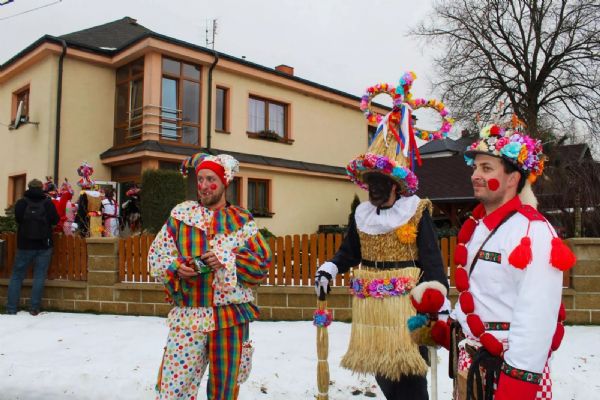 Tradiční masopust v Herálci se koná 14. února, 32 masek a oživení krávy