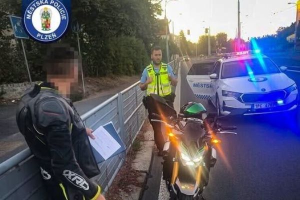 Motorkář se řítil Karlovarskou ulicí v Plzni rychlostí 120 km/h, hrozí mu pokuta i zákaz řízení   