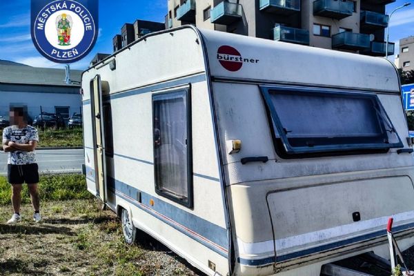 Muž čtyři dny přebýval v cizím karavanu. Našel ho majitel v ulici U Velkého rybníka