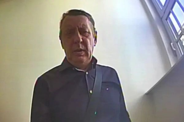 Muž nechal v bankomatu v Plzni 80 tisíc korun. Policie hledá člověka zachyceného na kameře