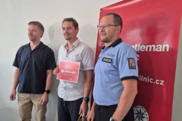 Muž vytáhl u Věžné řidičku z potápějícího se auta. Za pohotovou záchranu převzal ocenění Gentleman silnic