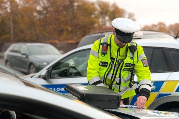 Na 78. kilometru D8 u Řehlovic zkontrolovali policisté 112 kamionů. Zjistili 14 přestupků a uložili pokuty 62 500 Kč