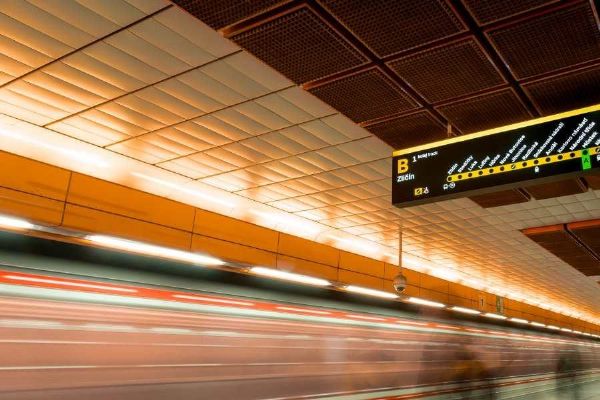Na Palmovce testují nové podsvícené informační tabule pro pražské metro