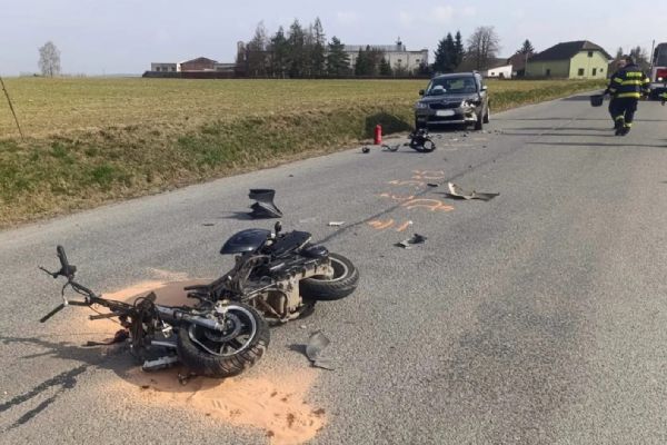 Na severním Plzeňsku se čelně srazil skútr s autem, řidiče transportoval vrtulník