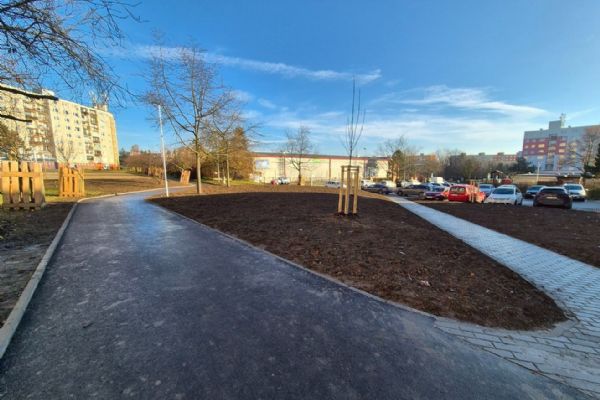 Nová pěší trasa vnitroblokem propojuje školy a panelové domy