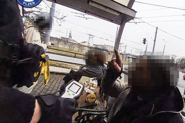 Opilec v Plzni napadl strážníky, skončil na záchytce