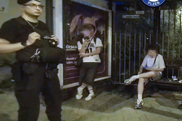 Opilí mladiství na zastávce v Plzni. Šestnáctiletý chlapec nadýchal přes dvě promile