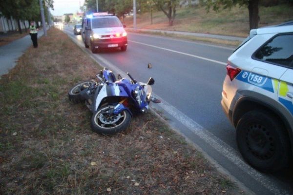 Opilý motorkář v Plzni ujížděl policii a zastavil až po zablokování, měl 2,5 promile