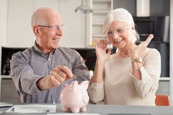 Peníze z penzijka se vracejí seniorům. Kdo nepožádá, nedostane ani korunu