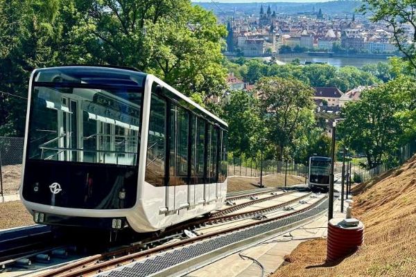 Petřínská lanovka odhalila nové vozy. Testy pokračují, návrat cestujících až po prázdninách