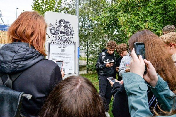 Plzeň má novou metodiku ke stezce Na vlastní nebezpečí. Školám pomůže mluvit s teenagery o rizicích