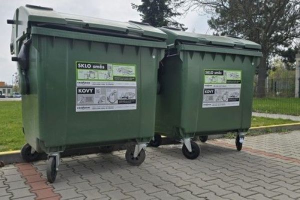 Plzeň první v Česku mění třídění odpadu. Plechovky nově patří i do zelených kontejnerů na sklo