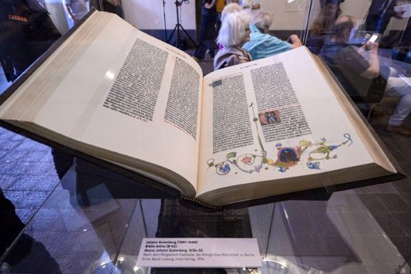 Plzeň slaví 550 let od prvního datovaného tisku. Výročí připomíná výstava na radnici