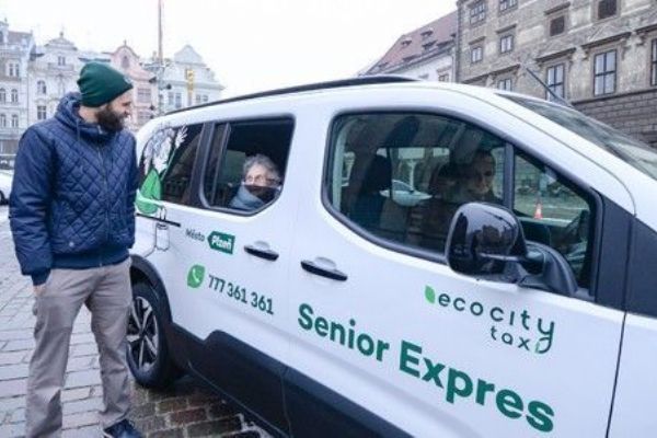 Plzeň zlevňuje Senior Expres, nově za 50 Kč s EcoCity TAXI