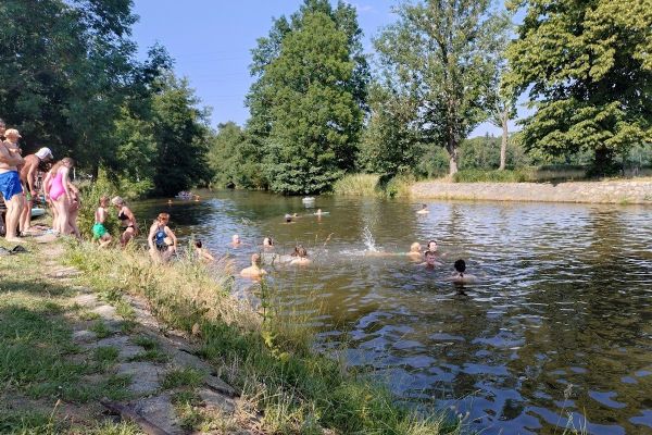 Plzeňský kraj zažil extrémní vedro. Teploty překročily 40 stupňů, koupaliště praskala ve švech