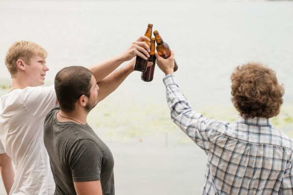Podkrkonoší: Zákaz veřejného popíjení alkoholu zpřísněn