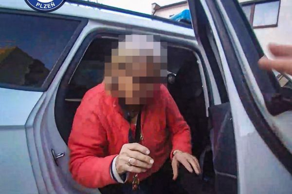 Policista mimo službu zachránil zmatenou seniorku v Plzni