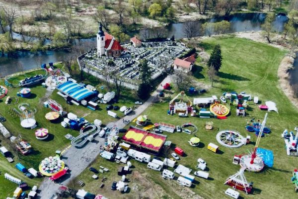 Pouť u sv. Jiří v Plzni startuje 17. dubna. Čeká nás 10 dní kolotočů, světel a zábavy