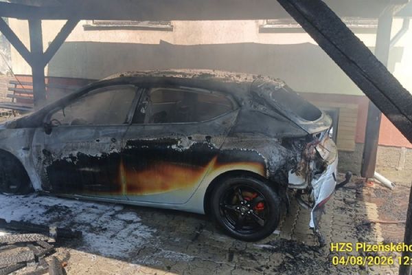 Požár u domu pohltil pergolu i auto. Hasiči evakuovali dva lidi a psa