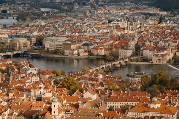 Praha je obcí i krajem. 57 městských částí a 22 správních obvodů rozděluje pravomoci