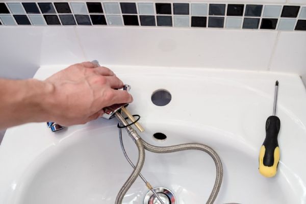 Prasklo potrubí v noci? Jak sehnat instalatéra v Brně rychle a bez velké škody
