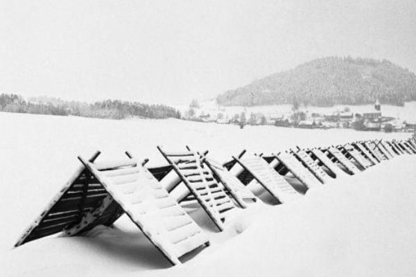 Proč mizí kolem silnic užitečné zásněžky?