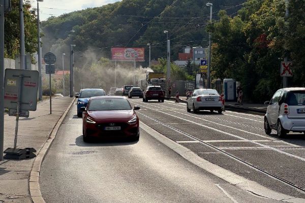 Řidiči stále méně míří autem do centra Prahy, přednost dostává MHD