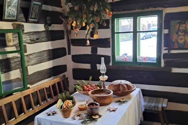 Roubenka v Železnici rozdává Betlémské světlo