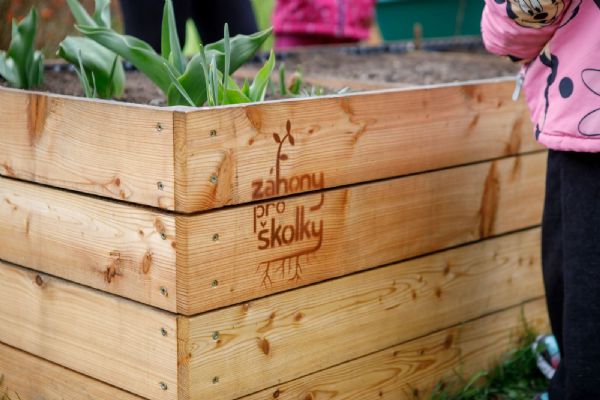 Slovanská školka buduje Zahradu skřítka Topoláčka. Děti se učí pěstovat i pečovat o přírodu
