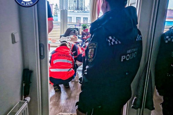 Sousedská všímavost zachránila seniorce život. Skončila v péči záchranářů