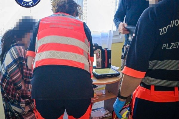 Strach o manželku se změnil v drama. Strážníci ji našli doma zraněnou a zmatenou