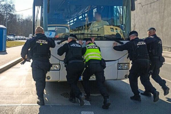 Strážníci odtlačili porouchaný autobus z křižovatky
