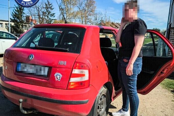 Řidička v Plzni držela za volantem telefon. Brzy se ukázalo, že neměla řídit vůbec