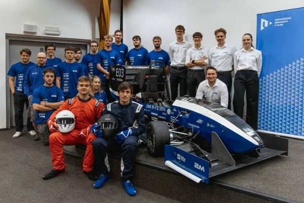 Studenti ZČU ukázali novou elektrickou formuli. Je lehčí, rychlejší a míří na evropské závody