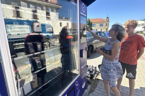 Suvenýry kdykoliv. Nepomucko spustilo nové suvenýromaty pro turisty