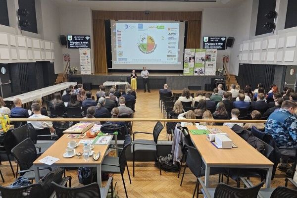 Technika, roboti i ekodům. Plzeň hostila jubilejní Olympiádu techniky se studenty z pěti zemí