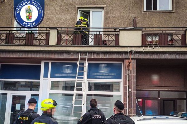 Tiché volání o pomoc. Seniorku na plzeňských Slovanech zachránila všímavá sousedka
