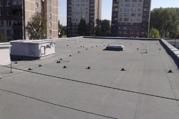 Tragédie v Plzenci - třináctiletý chlapec zemřel po pádu ze střechy