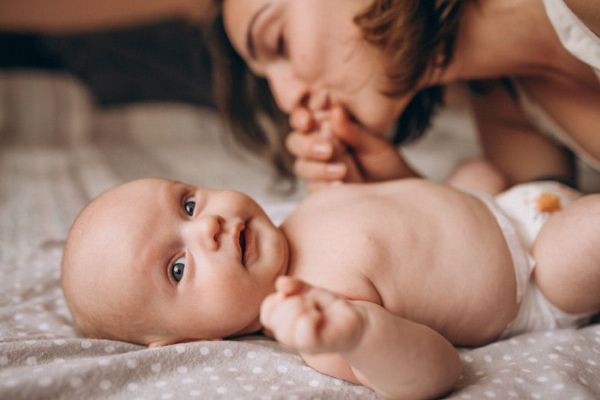 Tři domácí návštěvy porodní asistentky hradí pojišťovny. V jižních Čechách ale maminky čekají týdny