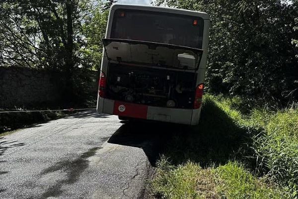 U Nepomuku havaroval autobus s dětmi. Hasiči ho museli zajistit proti převrácení