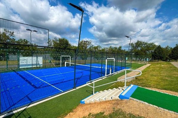 U Pilské nádrže otevřeli první oficiální padelový kurt na Vysočině. Dnes zve veřejnost na ukázkový den