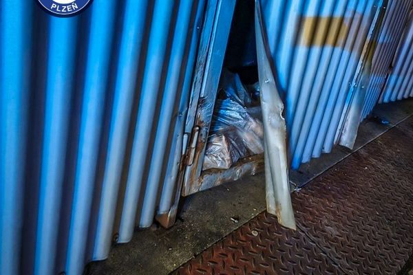 „Už to bylo, jen jsem tomu pomohl“, čtveřice zadržena u vypáčených boxů na Slovanech